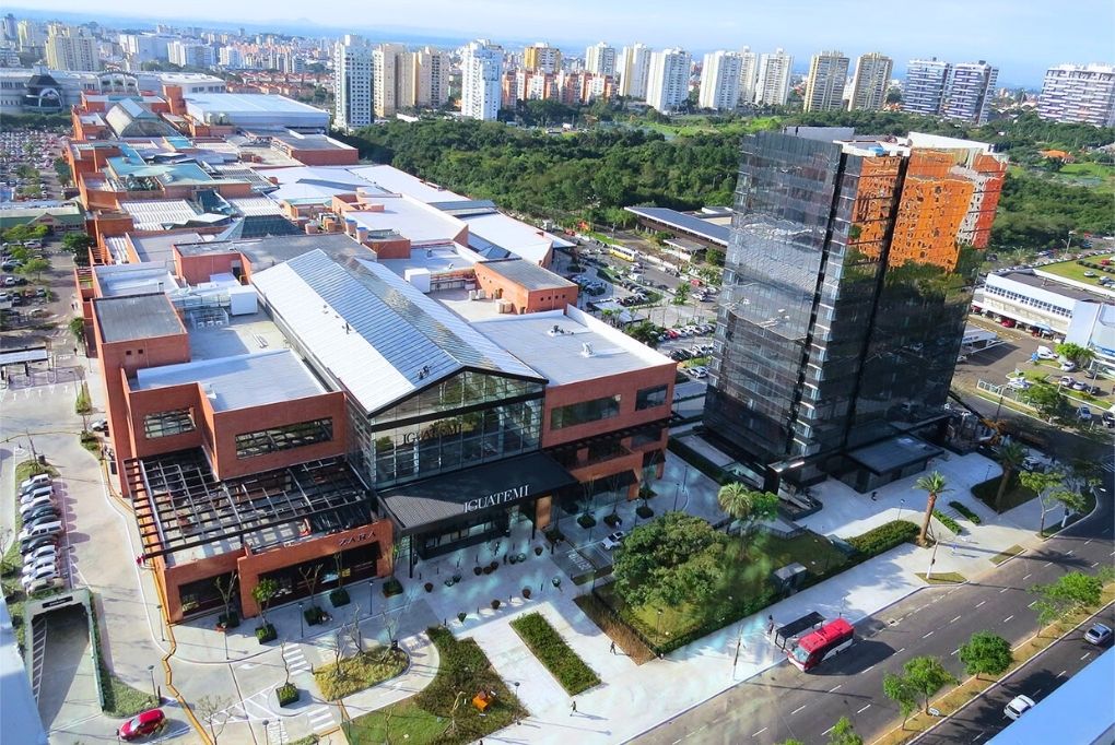 im-ready-success-portrait-handsome-businessman-standing-boardroom-during-meeting (2) 1 (1)